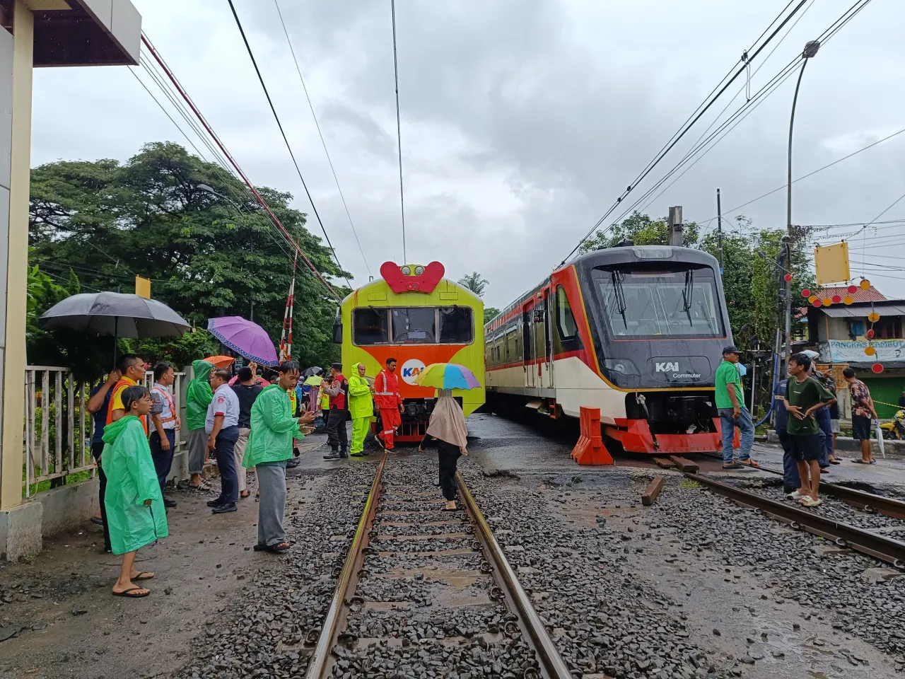 KAI Daop 1 Jakarta Bergerak Cepat Kerahkan  Petugas Tanggap Darurat Prasarana, Imbas Insiden KA Bandara Tertemper Truk