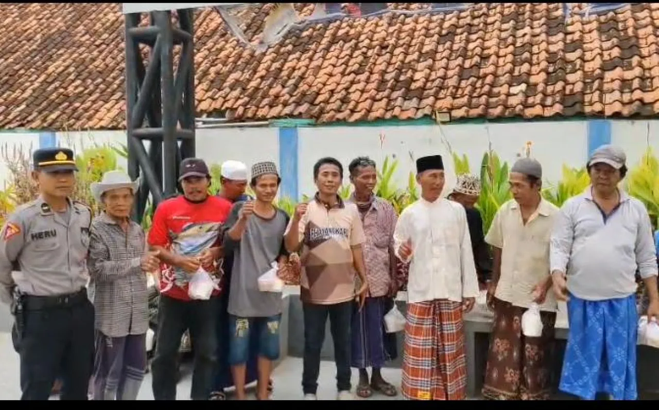 Bukan Sekadar Materi, Takjil Kapolres Sampang Jadi Suntikan Semangat bagi Pengayuh Becak