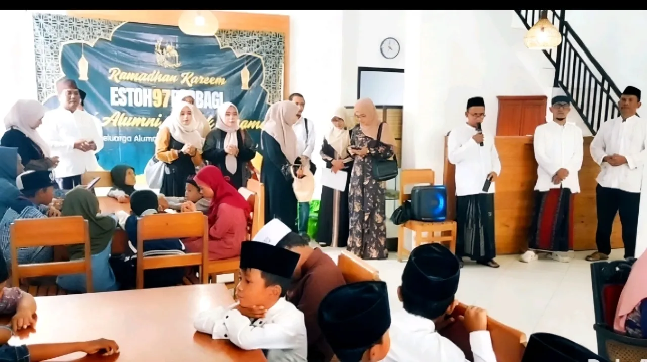 Nuansa Haru di Rumah Makan Bu Mutli, Saat Alumni Smansa 97 Bahu-Membahu Berbagi Berkah