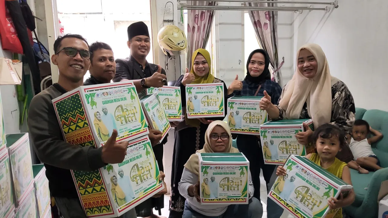 Umar Hayat, Direktur Utama Gabungan 10 Media Online Bagikan Parsel kepada Anggota