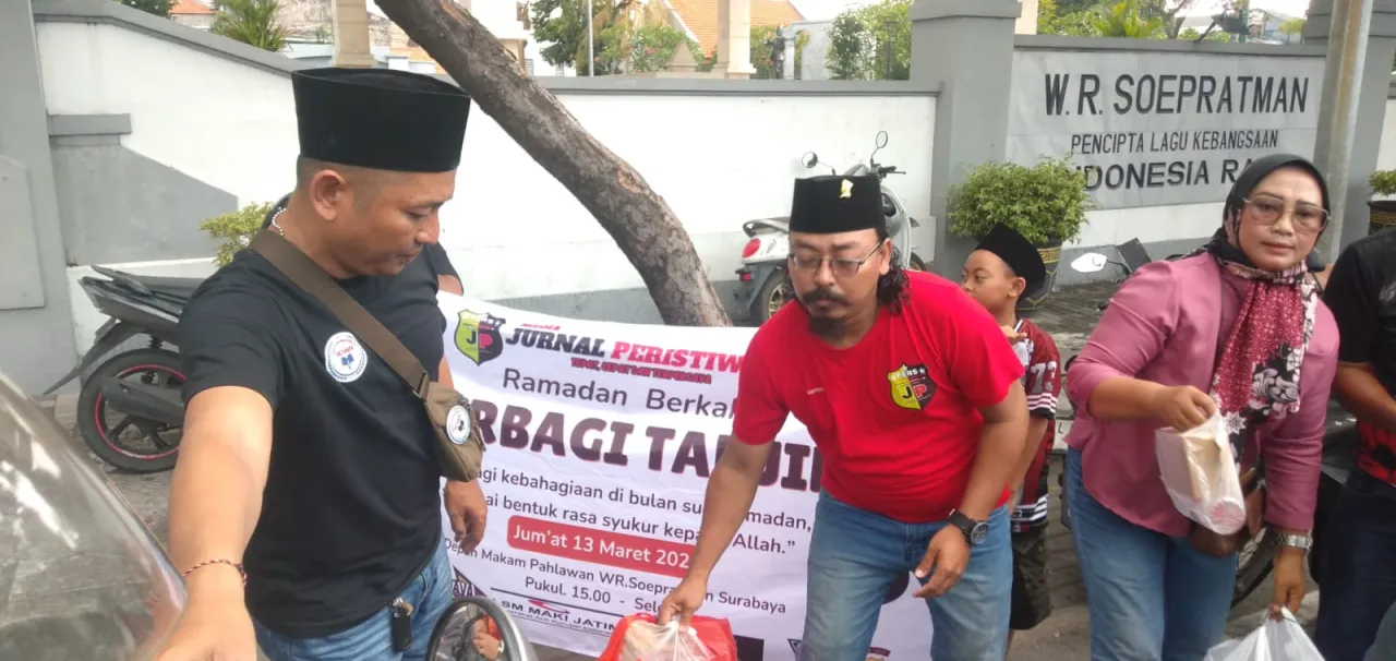 Media Jurnal Peristiwa Gelar Aksi “Ramadan Berkah”, Bagikan 250 Paket Takjil di Depan Makam Pahlawan WR Soepratman