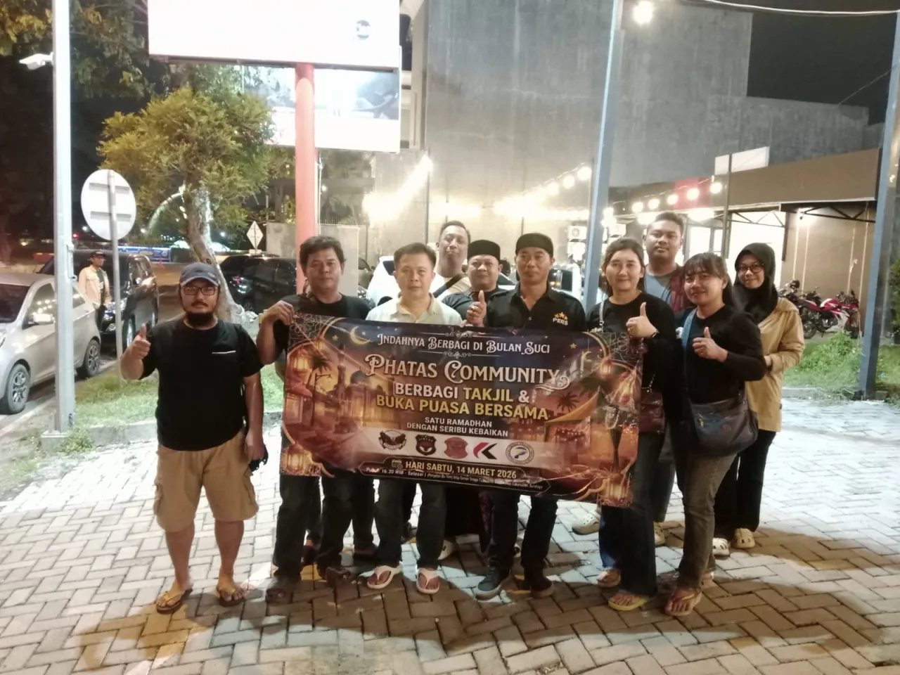Phatas Community Bagi-Bagi Takjil di SPBU Unesa dan Buka Puasa Bersama di Warung Bu Yeni ‎