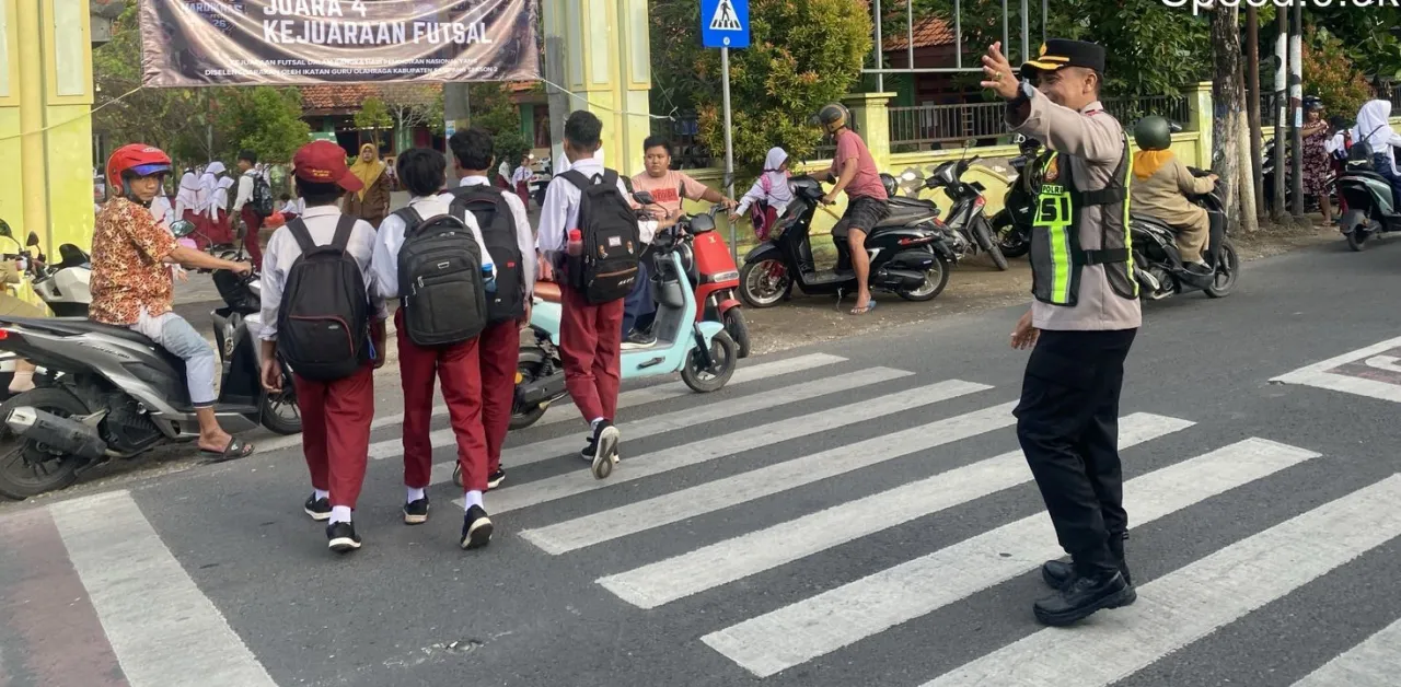 Aksi Nyata Polri, Wakapolres Sampang Kawal Kelancaran Arus Lalin di Area Sekolah