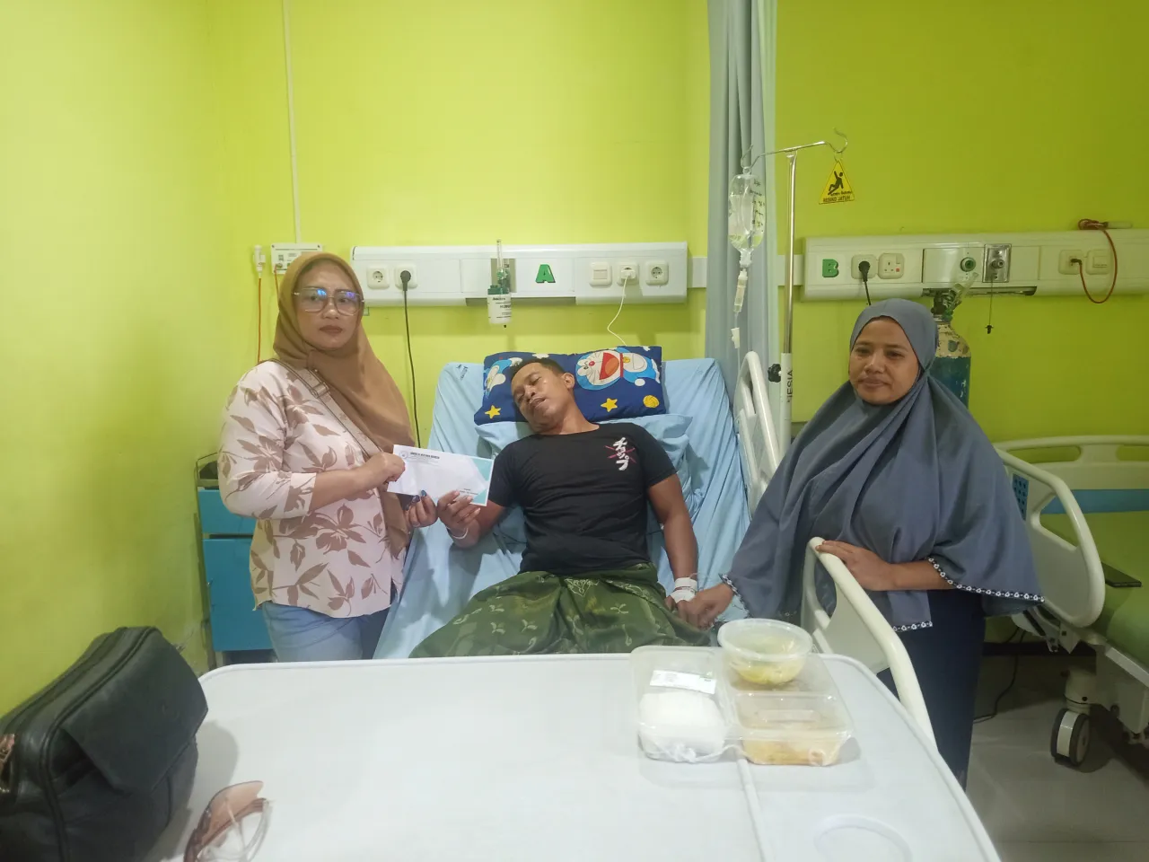 Solidaritas Rekan Wartawan, Jenguk Hariyanto Pimred Beritaviralnews.id, yang Dirawat di RSUD Husada Prima