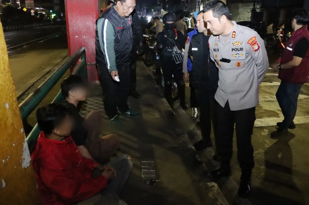 Wakapolres Jakbar Pimpin Razia dan Patroli Mobile, Dua Orang Pembawa Obat Terlarang Diamankan