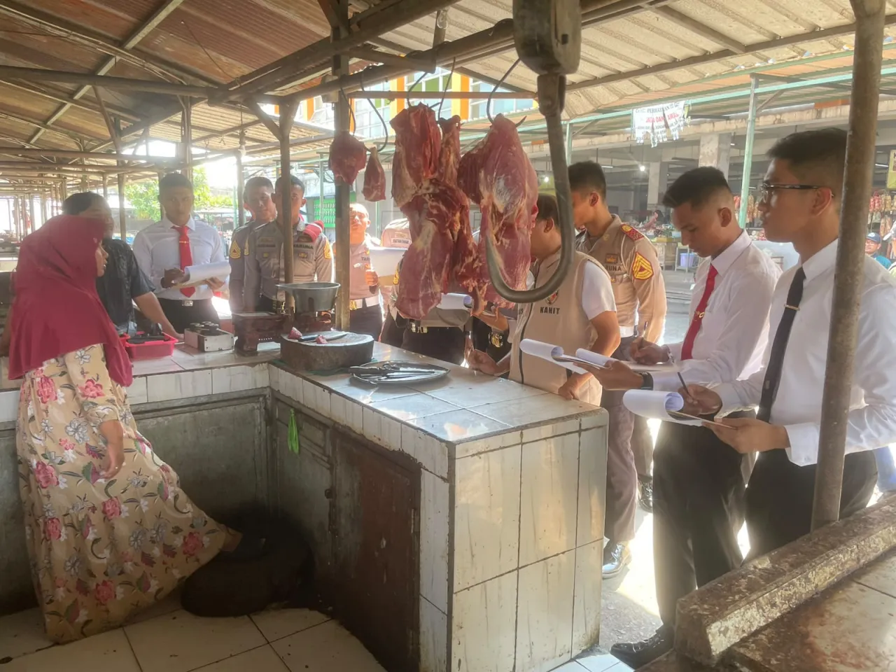 Taruna Akpol Latja 2026 Bersama Satreskrim Polres Kediri Kota Cek Harga dan Ketersediaan Bapokting di Pasar Setono Betek