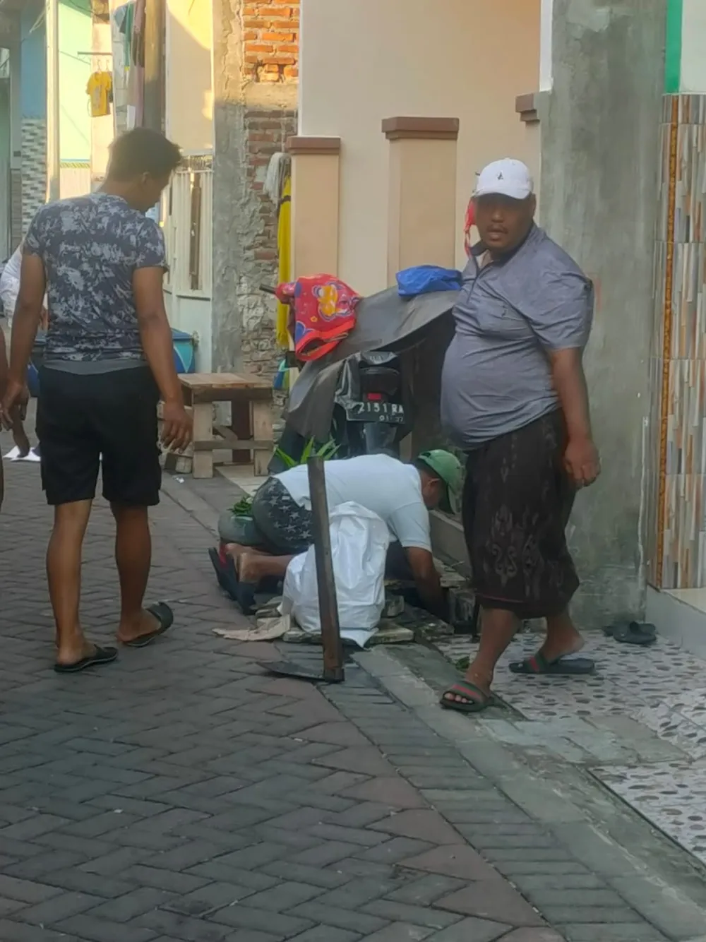 Warga Tambak Wedi Tengah Gelar Kerja Bakti, Wujudkan Lingkungan Bersih dan Pererat Kebersamaan