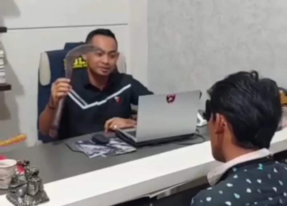 Tersinggung Diteriaki 'Maling', Mantan Residivis di Sampang Tega Bacok Paman Sendiri Hingga Kritis di Jalan Rajawali