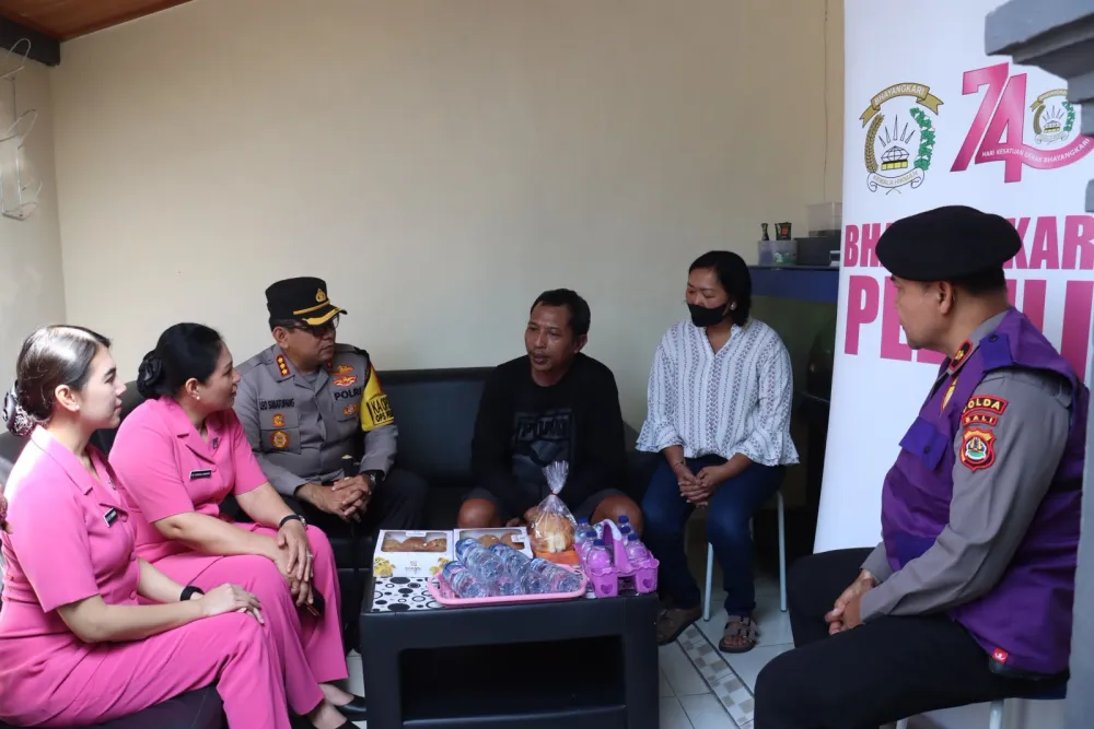 Kapolresta Denpasar Jenguk Personel Yang Sakit, Beri Dukungan dan Semangat 