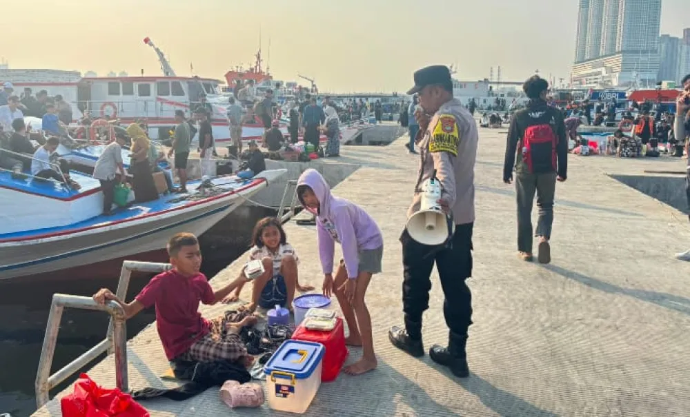 Polsek Kawasan Sunda Kelapa Perkuat Pelayanan dan Pengamanan Wisatawan Kepulauan Seribu di Dermaga Kali Adem
