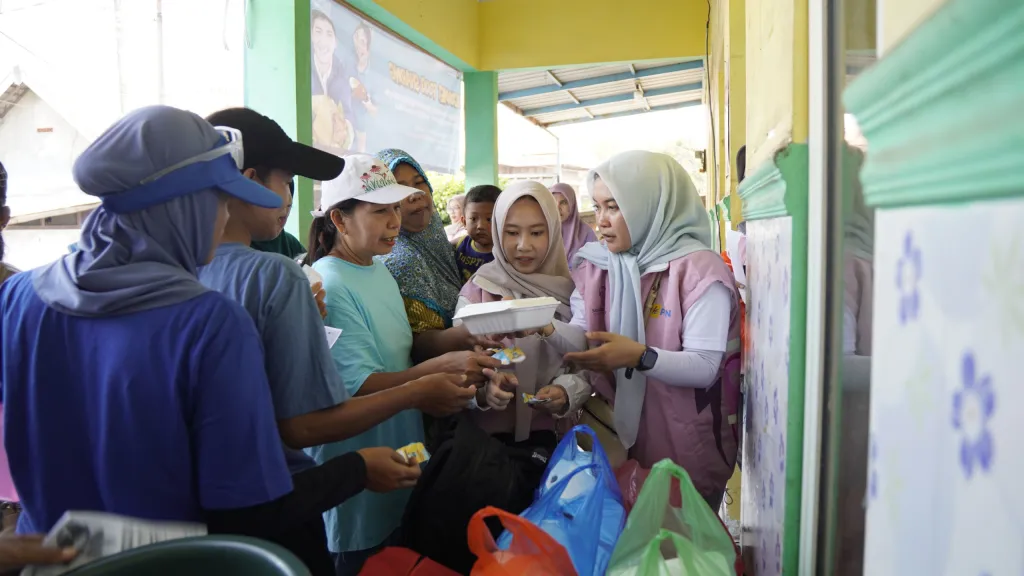 Srikandi PLN Icon Plus Jatim Perkuat Kepedulian Sosial dan Gaya Hidup Sehat Warga Dusun Limbe Sidoarjo