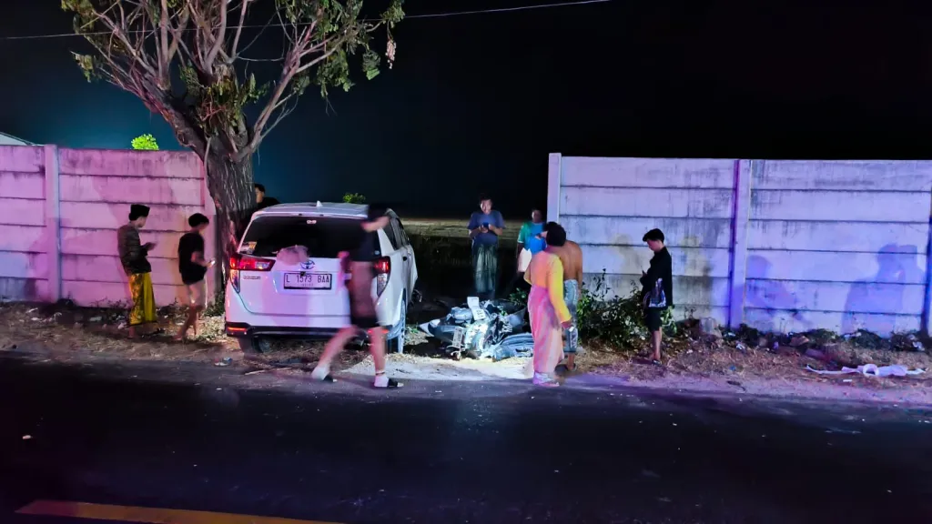 Diduga Hilang Kendali, Toyota Innova Tabrak Nmax di Camplong Sampang, Tiga Korban Dilarikan ke RSUD