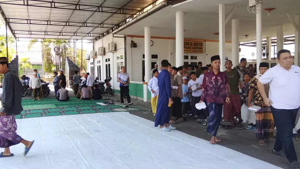 Wujud Kepedulian, Satreskrim Polres Sampang Gelar "Jumat Berbagi" di Masjid Al-Rasyid