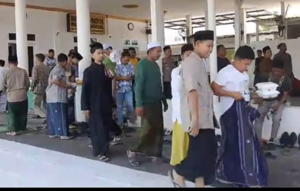 Konsisten Tebar Kebaikan, Polres Sampang Gelar Program "Jumat Berkah" di Masjid Ar-Rasyid