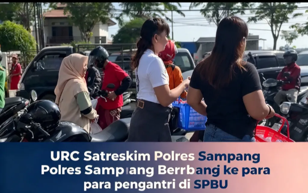 Dukungan Kemanusiaan Polres Sampang di Tengah Kelangkaan BBM: Bagikan Minuman Segar untuk Pengantre BBM