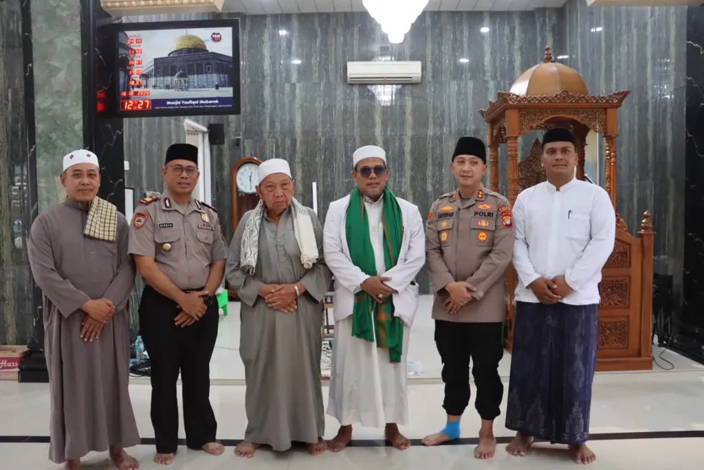 Pererat Kedekatan dengan Masyarakat, Kapolres dan Wakapolres Pelabuhan Tanjung Priok Gelar Jumat Keliling di Muara Angke