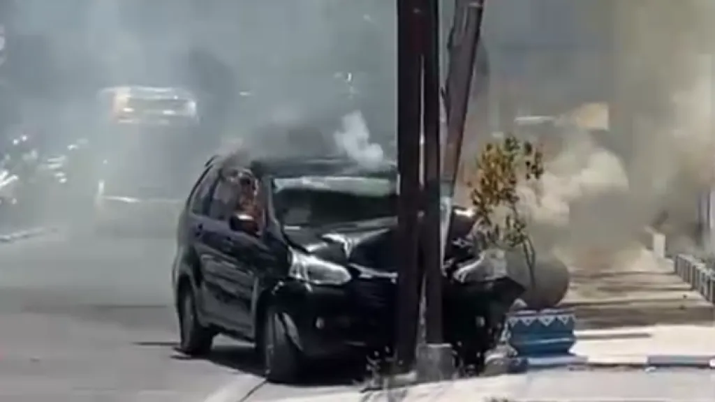 Mobil Xenia Terbakar di Sampang, Dua Orang Dilarikan ke Puskesmas