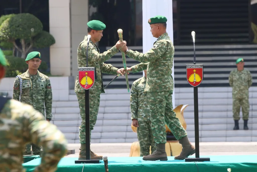 Estafet Kepemimpinan Kodam IV/Diponegoro Berlanjut, Mayjen TNI Sudaryanto, S.E., M.Han. Terima Penyerahan Satuan