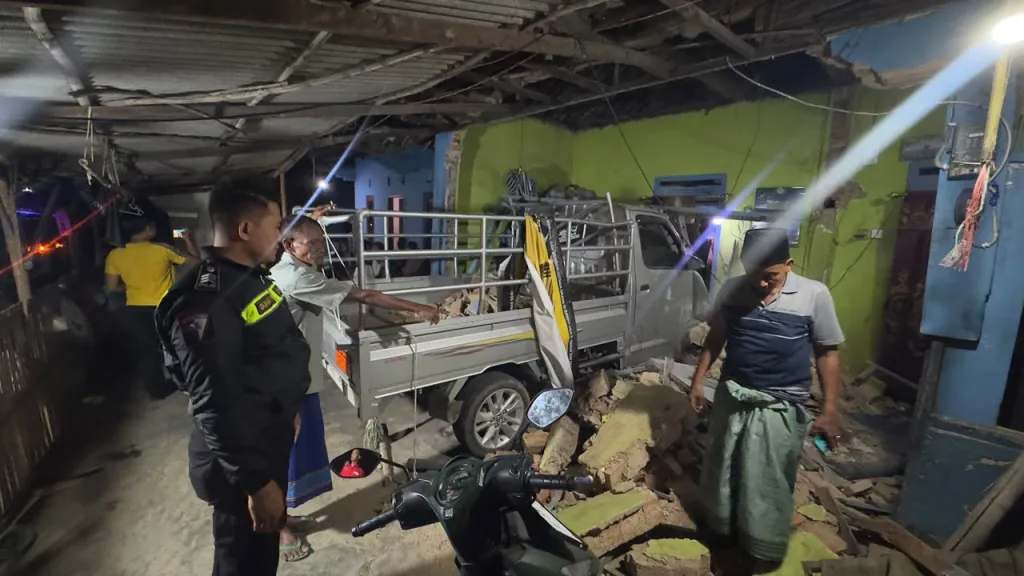 Pick Up Oleng Tabrak Rumah Warga di Jrengik Sampang, Satu Orang Luka Berat