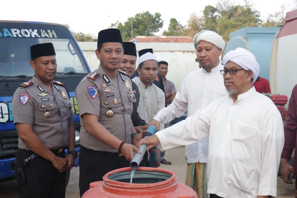 Wujud Nyata Kepedulian Polri, Kapolres Sampang Salurkan 120.000 Liter Bantuan Air Bersih ke Ponpes Al-Mubarok Lanbulan