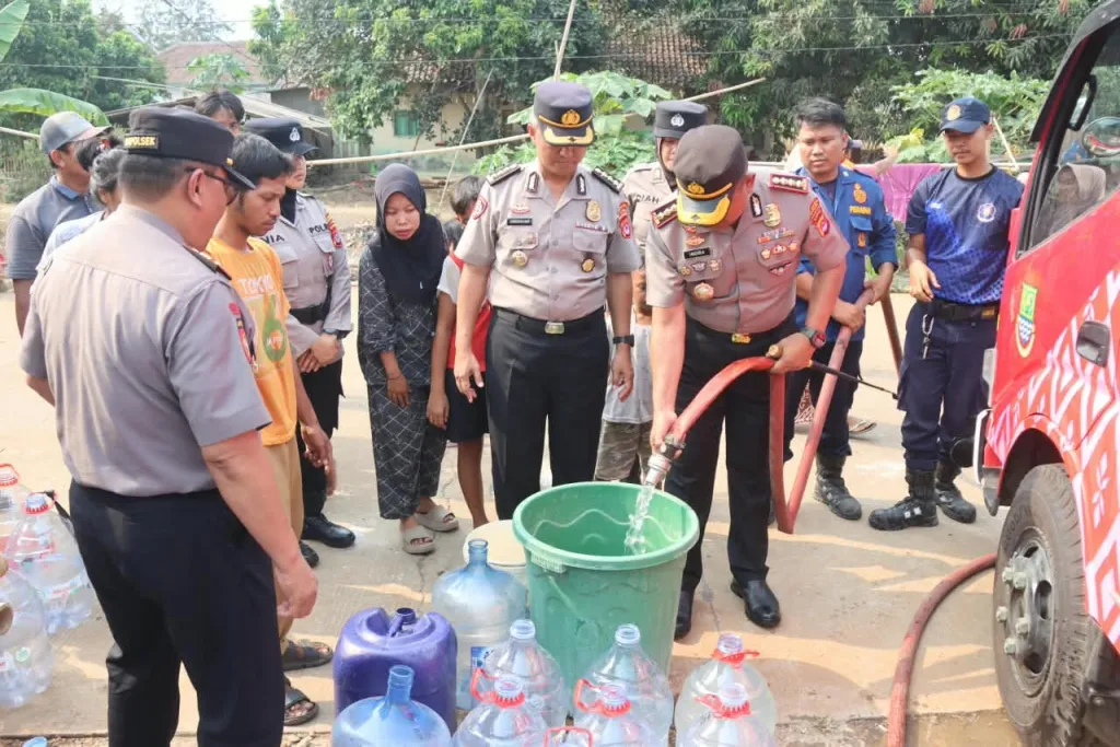 Kapolresta Tangerang Pimpin Pendistribusian Bantuan Ribuan Liter Air Bersih ke Sindang Jaya