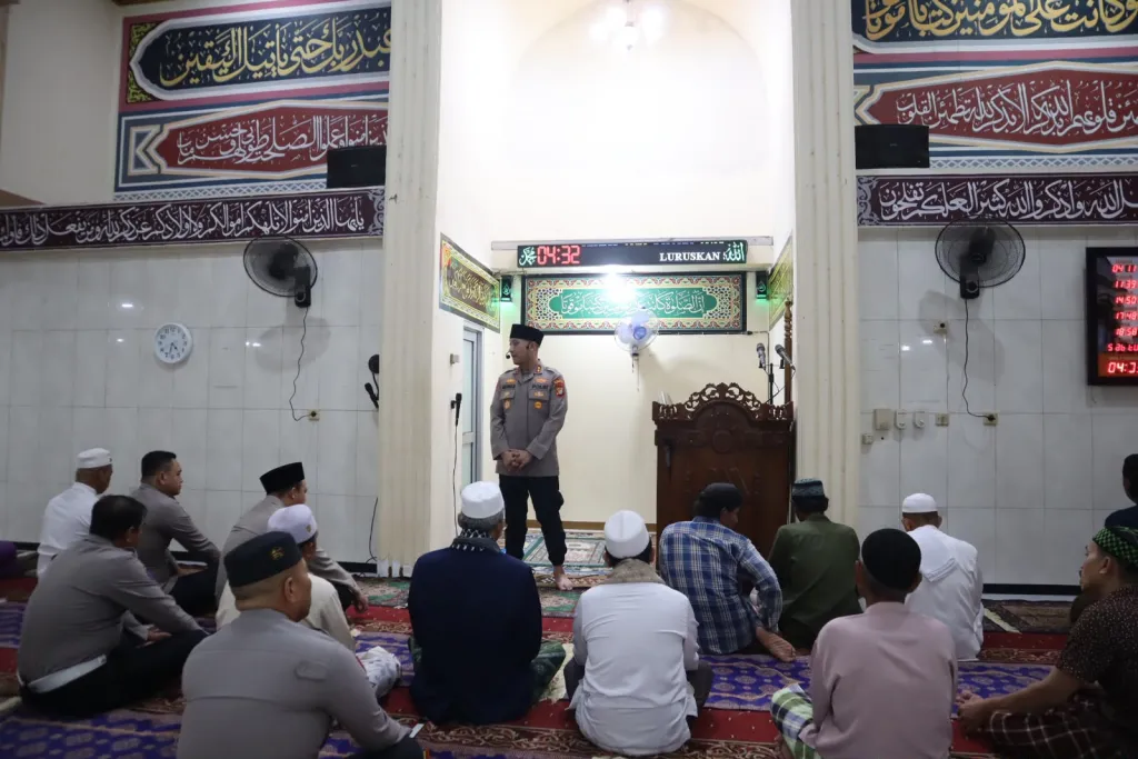 Kapolres Pelabuhan Tanjung Priok Pimpin Salat Subuh Berjamaah di Muara Angke, Ajak Masyarakat Jaga Kerukunan