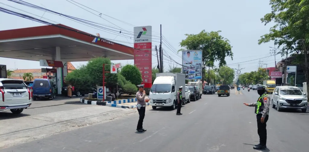Satlantas Polres Sampang Terjunkan Personel Turjawali Amankan Arus Lalu Lintas di SPBU Pliyang