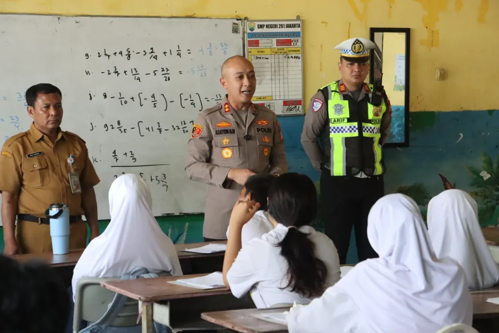 Kapolres Pelabuhan Tanjung Priok Turun Langsung Atur Lalu Lintas Muara Angke dan Berikan Motivasi Pendidikan kepada Sisw