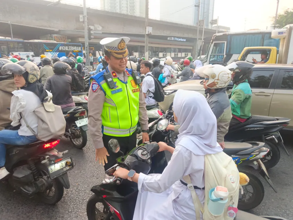 Satlantas Metro Jakarta Barat Sosialisasikan Operasi Patuh Jaya 2026 Disejumlah Traffic Light dan Tempat Keramaian
