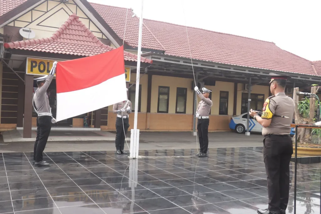 Upacara Sumpah Pemuda di Polres Sampang, AKBP Anang Hardiyanto Tekankan 3 Poin Utama Pembangunan Generasi Muda