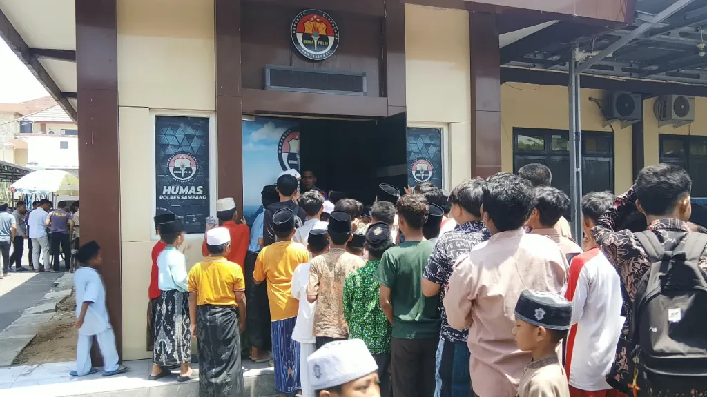 Polres Sampang Rutin Gelar Jumat Berkah, Bagikan Nasi Kotak untuk Jamaah Salat Jumat