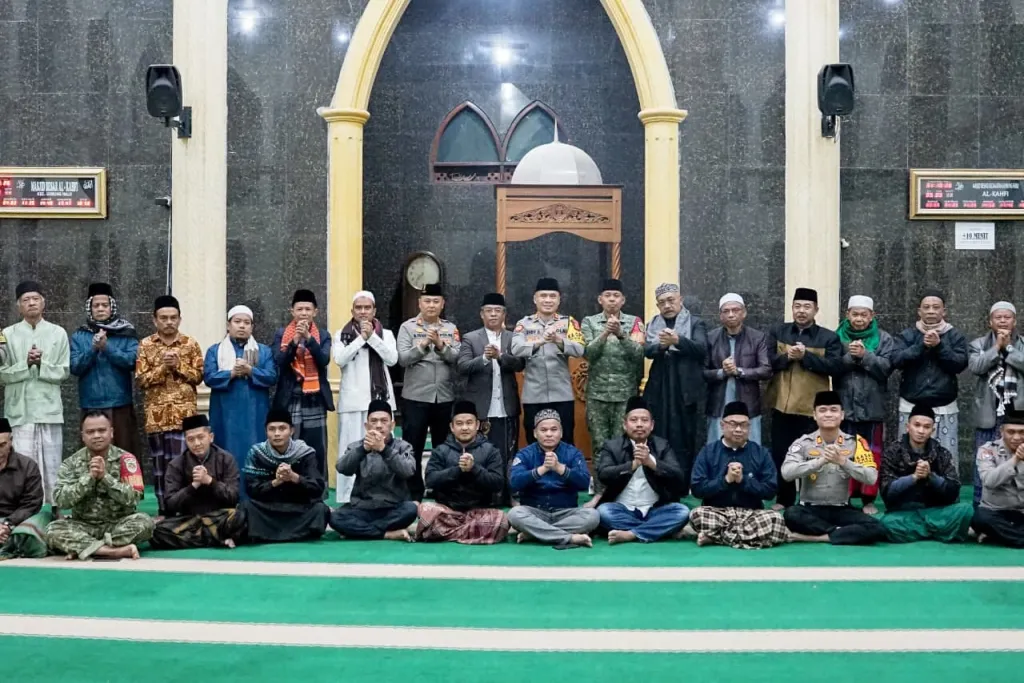 Kapolres Cimahi Gelorakan Polisi Bersama Masyarakat Dalam Sholat Subuh Berjamaah Perkuat Sinergitas Jaga Kamtibmas