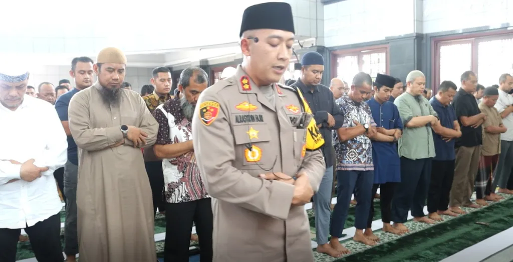 Kapolres Pelabuhan Tanjung Priok Pimpin Salat Jumat dan Sampaikan Khutbah tentang Ikhtiar di Masjid Jami' Khodamuttaqwa