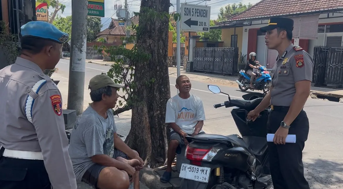 Sambangi Warga Pendem, Kapolsek Kota Jembrana Ingatkan Bahaya Judi dan Gangguan Kamtibmas