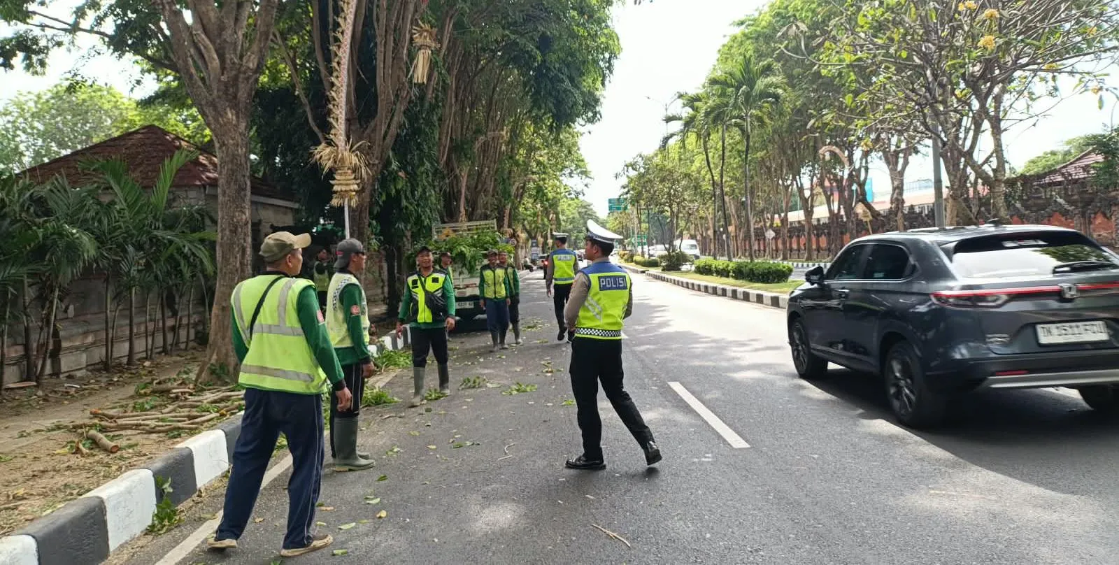 Satlantas Polres Bandara Laksanakan Pengaturan Lalu Lintas Saat Pemangkasan Pohon 