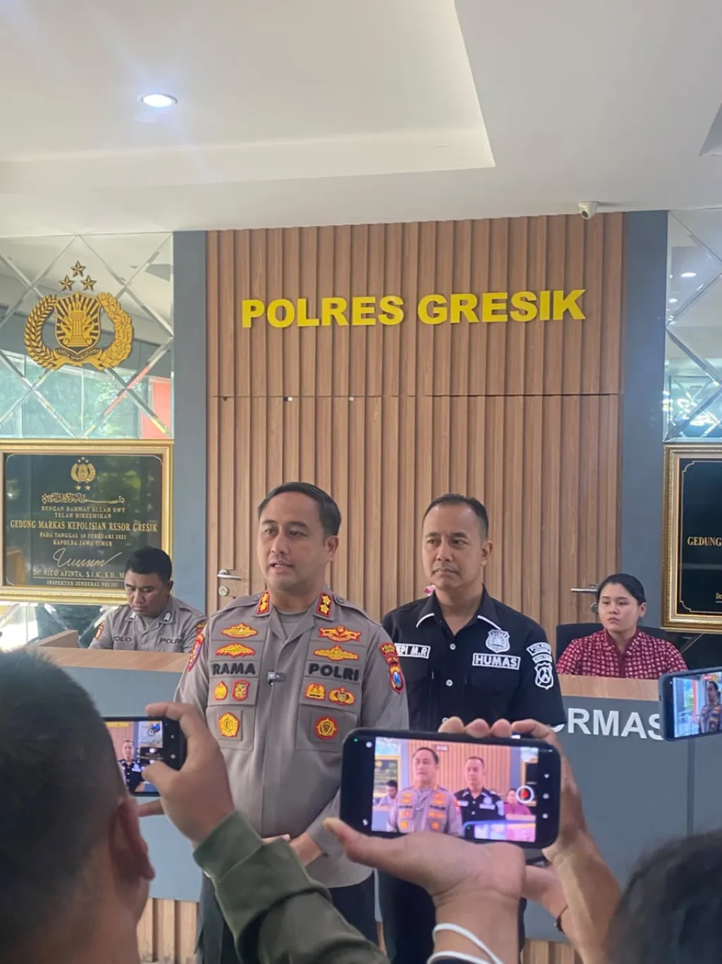 Kapolres Gresik Turun Tangan Respons Isak Tangis Warga Korban Pemerasan DC Pinjol
