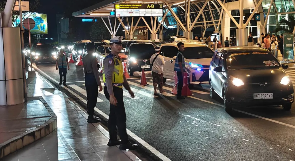 Antisipasi Kepadatan Malam Akhir Pekan, Personel Polres Bandara Atur Arus Kendaraan di Terminal Internasional