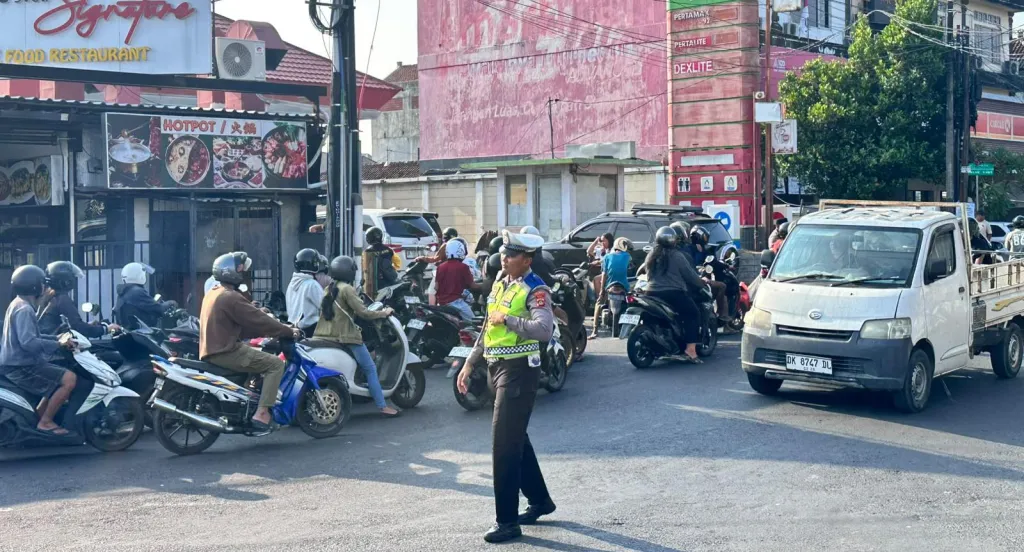 Sat Lantas Polresta Denpasar Kerahkan Puluhan Personel Antisipasi Antrean SPBU, Jaga Kelancaran Lalu Lintas