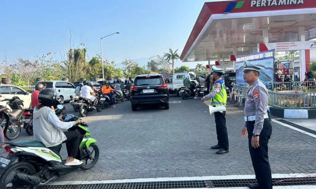 Polisi Hadir di Sejumlah SPBU Jembrana, Arus Lalu Lintas Tetap Lancar di Tengah Peningkatan Aktivitas