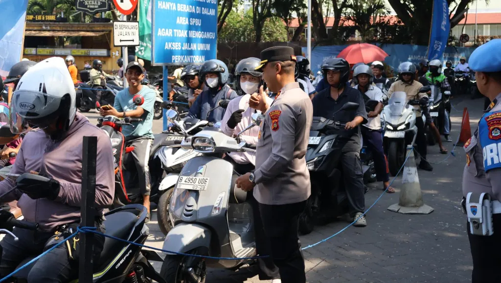 Peduli Masyarakat, Polres Bandara Bagikan Air Mineral kepada Pengantre BBM