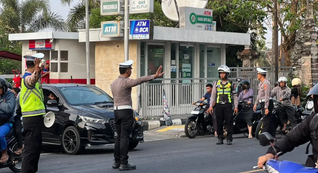 Polisi Hadir di SPBU Jembrana, Kasat Lantas Pimpin Pengaturan Untuk Jaga Kelancaran Arus