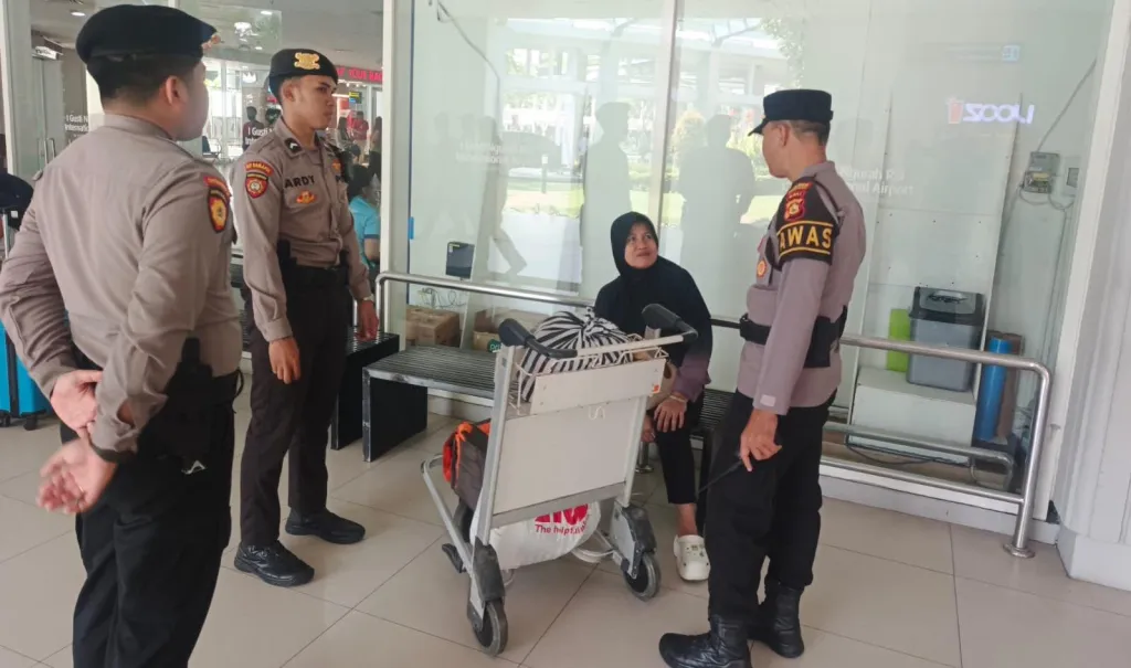 Polres Bandara Sampaikan Imbauan Kamtibmas kepada Pengguna Jasa di Terminal Domestik