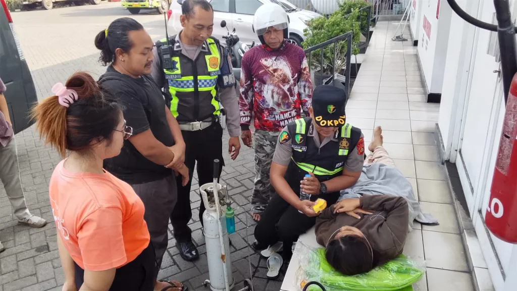 Respons Cepat Sidokkes Polres Jembrana, Warga Alami Kejang Saat Antre BBM Segera Dievakuasi ke Rumah Sakit