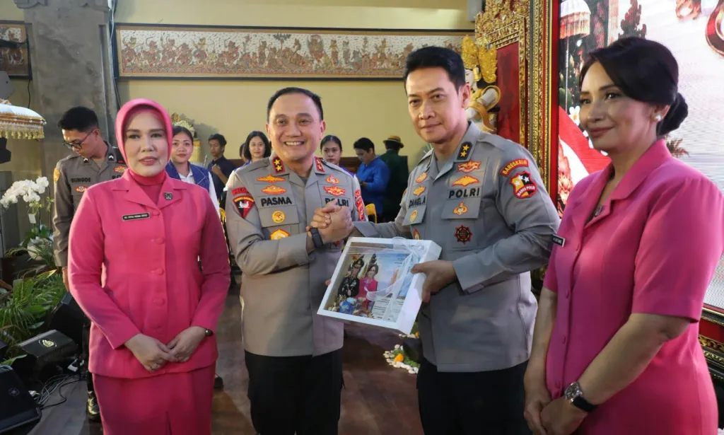 Suasana Haru Mewarnai Tradisi Pelepasan Irjen Pol. Daniel Adityajaya di Mako Polda Bali