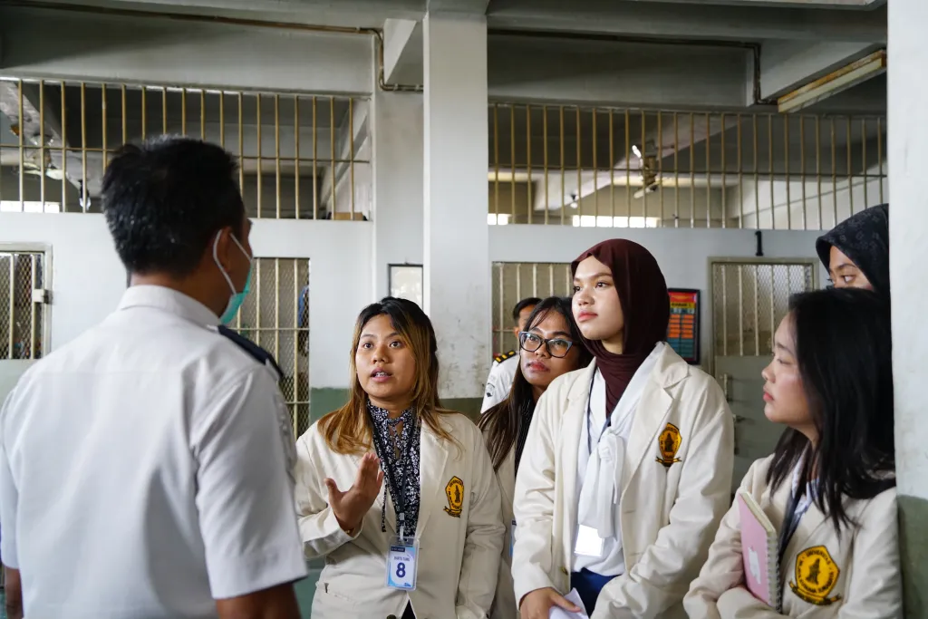 Intip Langsung Kehidupan di Balik Jeruji, 25 Mahasiswa Hukum Kunjungi Lapas Narkotika Pamekasan
