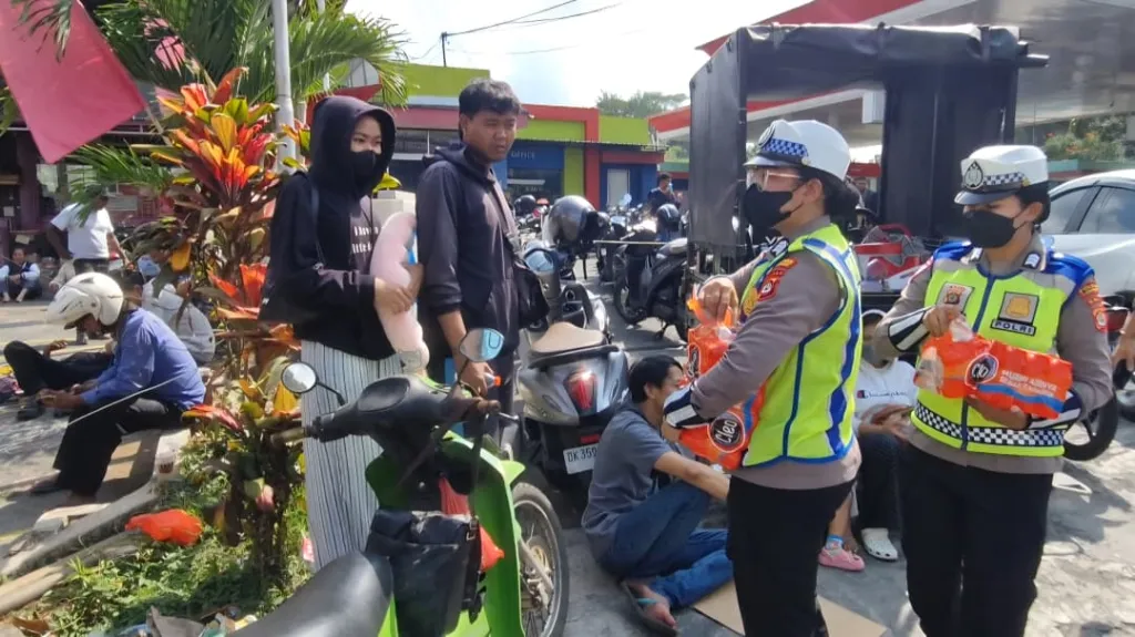 Peduli Warga di Tengah Antrean BBM, Polres Tabanan Gelar Pemeriksaan Kesehatan Gratis