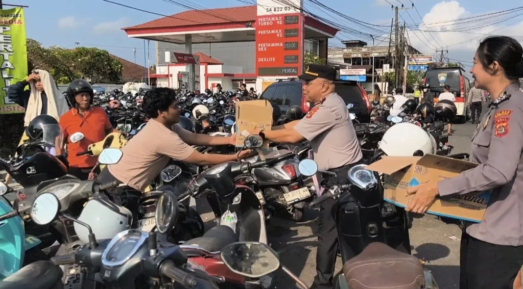 Antrean BBM Jadi Momentum Kepedulian, Sat Binmas Polres Jembrana Hadir Berbagi dan Jaga Ketertiban