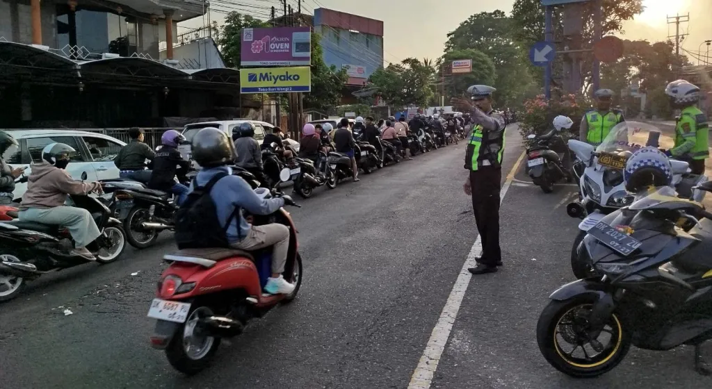 Polres Jembrana Hadir di Tengah Antrean BBM, Satlantas Jaga Kelancaran dan Keselamatan Lalu Lintas