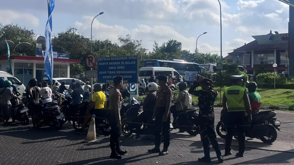 Polres Bandara Kawal Antrean BBM, Sosialisasikan Ganjil Genap