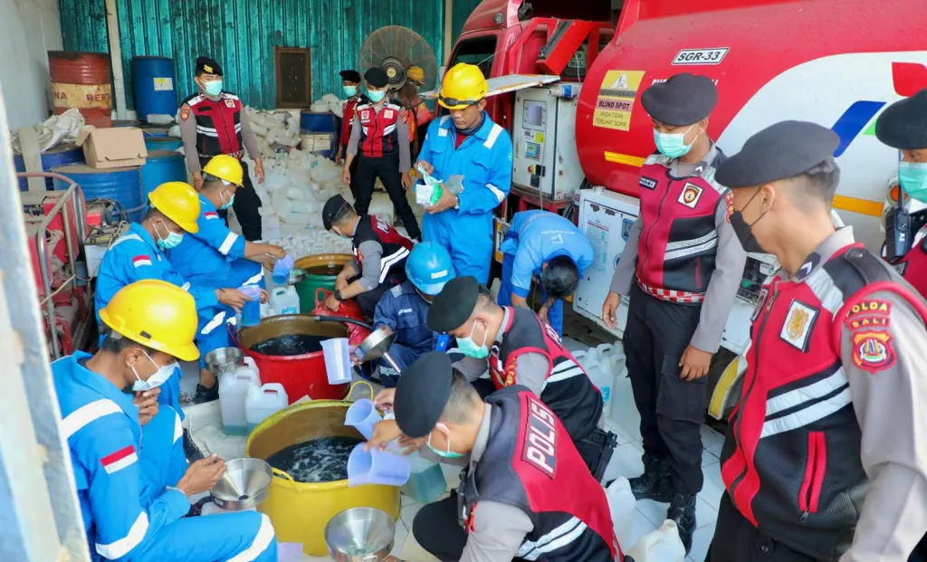 Di Tengah Antrean BBM, Personel Ditsamapta Polda Bali Bantu Penyaluran kepada Masyarakat di SPBU